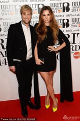 组图：“西域男孩”奇恩-伊根搂娇妻恩爱登红毯