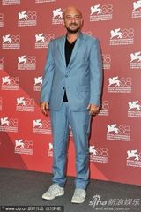 组图：竞赛片《内陆》发布会 女星黄衣配蓝裤抢镜