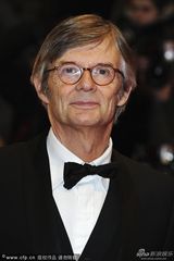 组图：《去往里斯本的夜车》首映 梅拉尼秀香肩