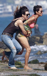 组图：哈利-贝瑞携女儿海边度假 遭偷袭险走光