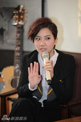 组图：卢凯彤新碟发布会在京举行 田原现身助阵