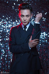 组图：尹正英伦写真演绎极致复古华丽