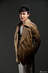 组图：张睿型男写真曝光 化身古堡王子酷帅来袭