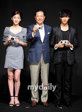 组图：元彬出席相机新品发布会 眼神迷人帅气无敌