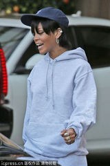 组图：蕾哈娜短发运动装现身 与父亲亲密拥抱