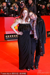 幻灯图：《孩子们没事》首映 朱丽安-摩尔黑裙性感