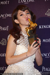 组图：巨乳郭书瑶勇夺金马50新人 开心吻奖杯