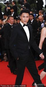 组图：陈坤携《过界》剧组亮相红毯 黑西服帅气