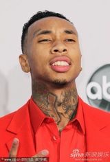 组图：全美音乐奖红毯女星争艳 比伯亲老妈鸟叔搞怪