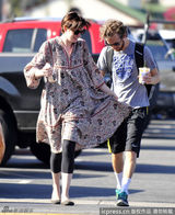 组图：海瑟薇印花长裙亮相 与老公嬉笑打闹