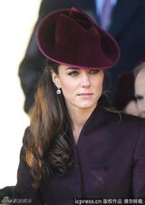 组图：凯特王妃枣红套装亮相英国王室圣诞活动