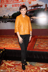 组图：阿娇回忆儿时温情往事 欲趁楼市高峰卖房