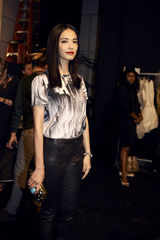 组图：姚晨亮相纽约时装周 秀红唇美腿