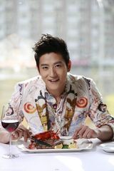 组图：张峻宁杂志大片 化身优雅美食家