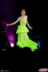 组图：S.H.E合体香港开唱 Selina感触落泪