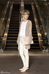 组图：刘力扬一改往日中性风 裸色系装扮显优雅