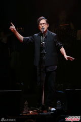 组图：罗大佑登台献唱经典 歌迷如痴如醉