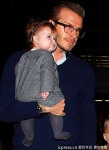 组图：贝克汉姆抱女儿亮相 公子团大衣扮酷