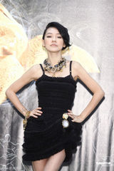 高清图：小S为金马奖试装秀美腿 蔡康永调侃大S