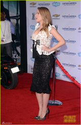 组图：斯嘉丽赴《美队2》红毯 怀孕更性感傲人