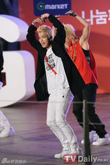 组图：韩团帝国之子B.A.P等唱响分享演唱会