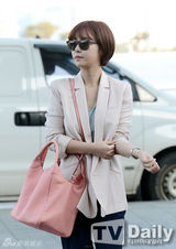 组图：韩星黄静茵粉西装搭黑超帅气现身机场