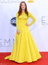 组图：朱丽安-摩尔柠檬色长裙亮相上围丰满