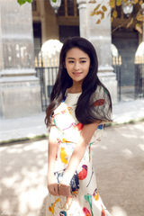 组图：颖儿法国街拍 笑容温暖勾勒秋日童话