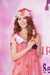 组图：周杰伦女友昆凌靓丽代言 为违规停车道歉