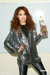 幻灯图：TVB8金曲颁奖落幕 容祖儿银装现身捧奖