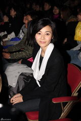 高清组图：郑伊健演唱会 舒淇登台与其热吻