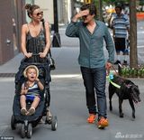 组图：米兰达一家三口出街 帅儿子开心吃雪糕