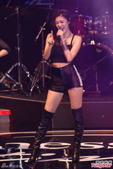 组图：陈奕迅压轴演唱 与女歌手热情拥抱