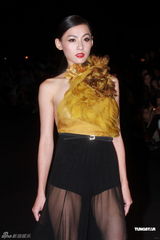 组图：张柏芝专程回港当模特 天桥走秀圆儿时梦