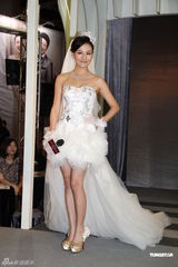 组图：江若琳穿婚纱办签唱会 遇男粉丝当场求婚