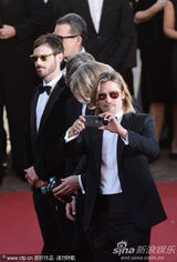 组图：皮特戛纳走秀长发黑超显帅气