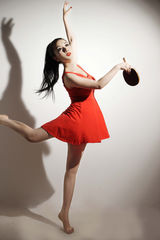 组图：戴雪儿红裙舞动助威国乒 身姿曼妙显婀娜