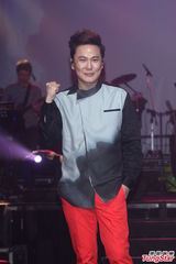 组图：张信哲睽违七年台北开唱 邀萧煌奇尬美声