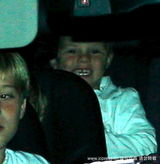 幻灯：贝克汉姆彪悍驾车儿子兴奋大笑 爱妻对镜梳妆