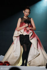 组图：王菀之香港办首场个唱 容祖儿方大同捧场