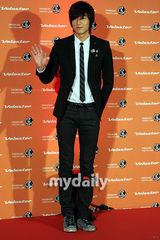 组图：李秉宪等出席汽车发布会 帅男靓女众星闪烁