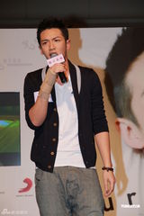 组图：柯震东香港签唱会 态度亲和大方拥抱女歌迷