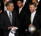 组图：奥巴马白宫宴请众球星 贝克汉姆赠送球衣