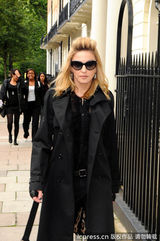 组图：麦当娜黑超出街天后范十足 任凭狗仔拍照