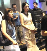 组图：陈乔恩性感半透明长裙惹外籍男偷瞄