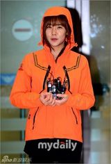 组图：携可疑药草遭扣韩女星获释回国咬唇委屈