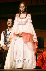 幻灯图：IVY出席音乐剧《Kiss Me Kate》发布会