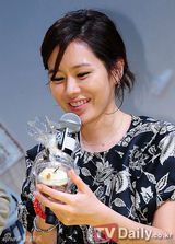 组图：韩星孙艺珍薛景求宣传新片《巨塔》