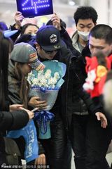 组图：李准基现身机场 粉丝激动摔倒获偶像搀扶