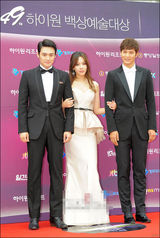 组图：金雅中妩媚长裙现身 吴尚真朱元护花